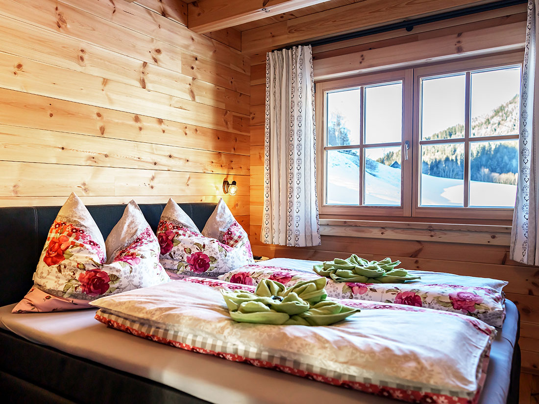 gemütliches Schlafzimmer mit viel Holz