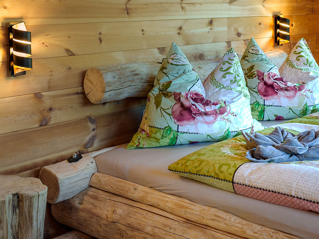 viel Holz im Schlafzimmer für einen erhohlsamen Schlaf