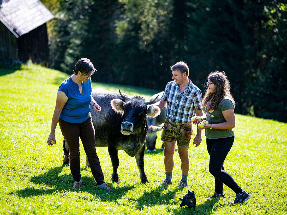 Familie mit Kuh